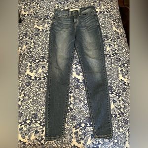 Levi’s signature gold size 2, 26 waist, 30 long skinny jeans. Stretch fabric.